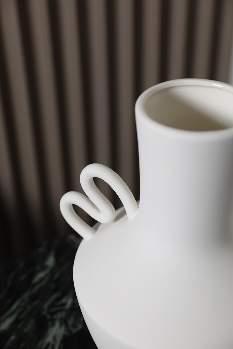 Conjunto de 1 vaso escultural moderno em cerâmica, feito à mão com alça ondulada, estilo minimalista nórdico para decoração de casa.