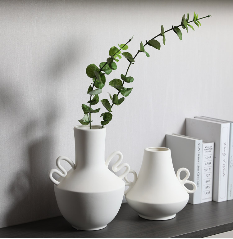 Conjunto de 2 vasos esculturais modernos em cerâmica, feitos à mão com alças onduladas, estilo minimalista nórdico para decoração de casa.