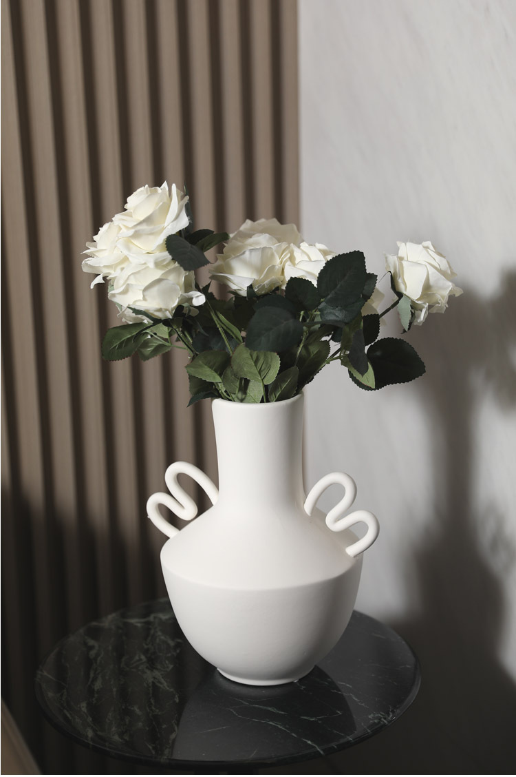 Conjunto de 3 vasos esculturais modernos em cerâmica, feitos à mão com alças onduladas, estilo minimalista nórdico para decoração de casa.
