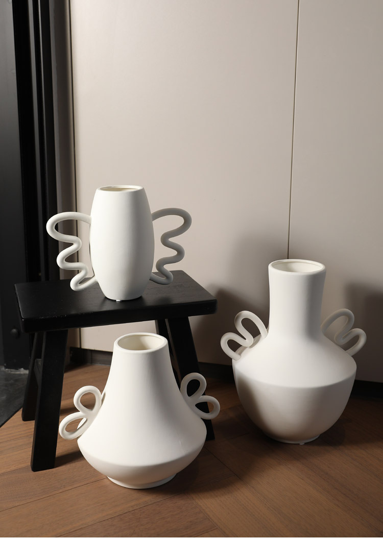 Conjunto de 4 vasos esculturais modernos em cerâmica, feitos à mão com alças onduladas, estilo minimalista nórdico para decoração de casa.