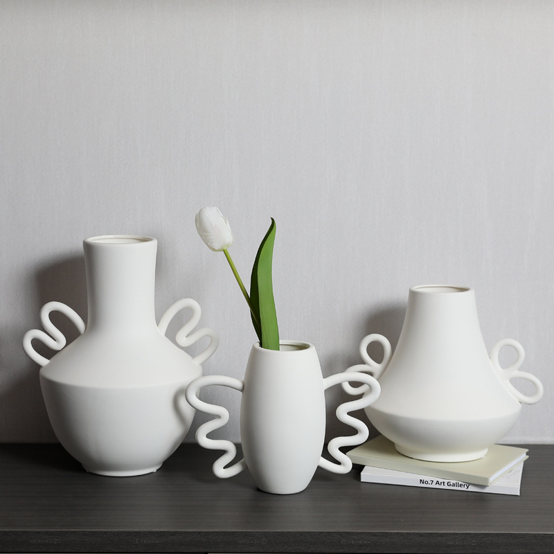 Conjunto de 5 vasos esculturais modernos em cerâmica, feitos à mão com alças onduladas, estilo minimalista nórdico para decoração de casa.