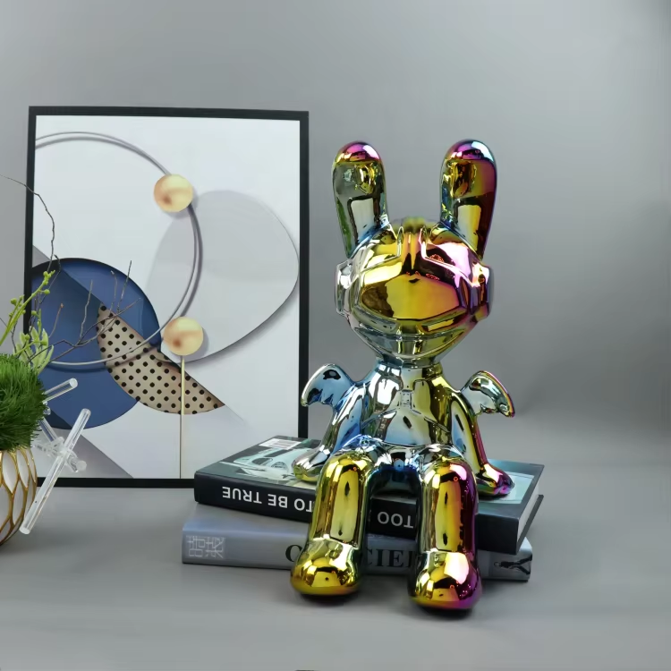 Luxe sur mesure : Les sculptures de lapins ailés en céramique redéfinissent les serre-livres modernes