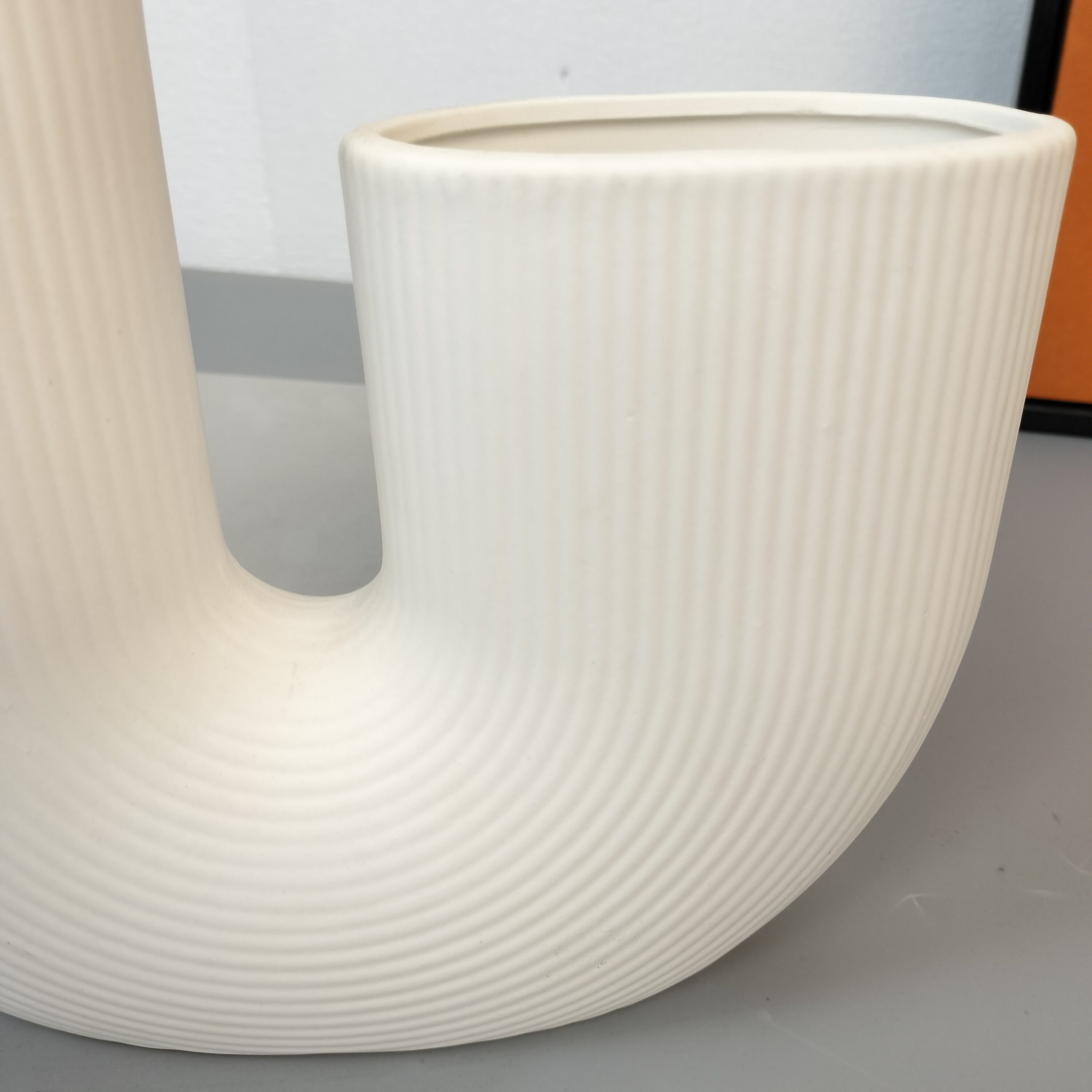 vase en céramique moderne en forme de U, texture blanche mate
