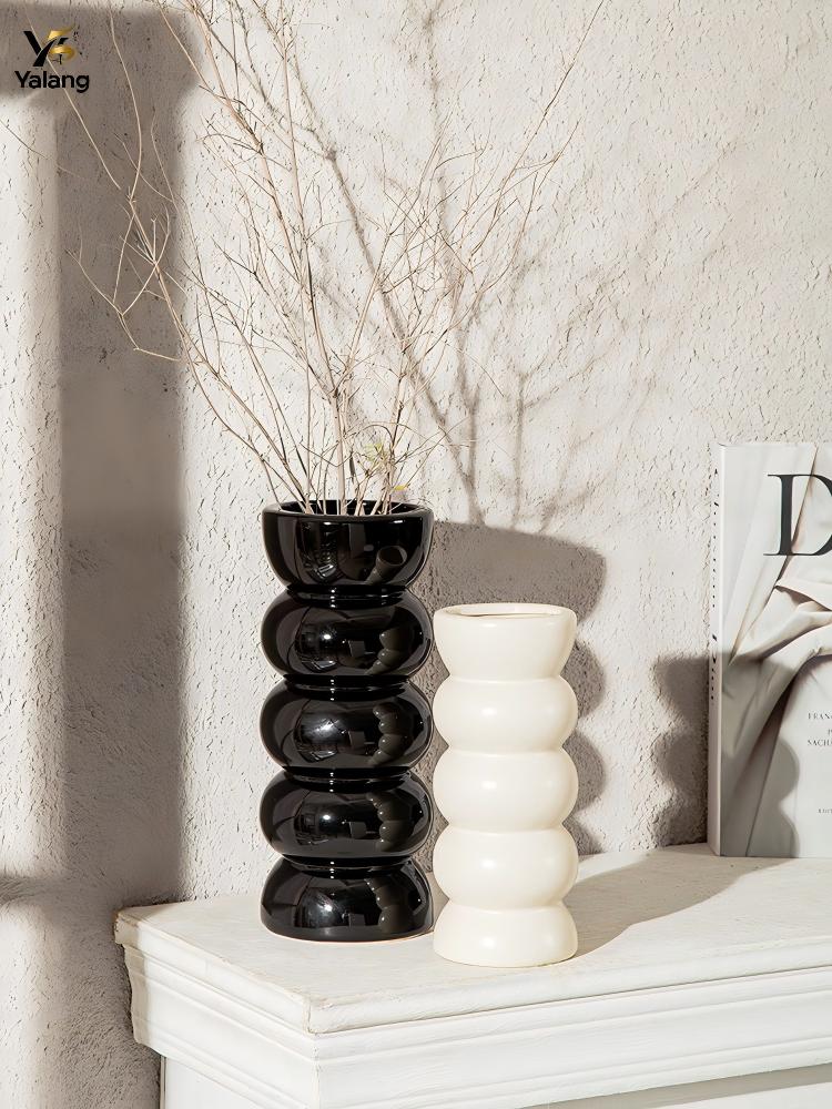vases minimalistes en céramique noire et blanche pour hôtel
