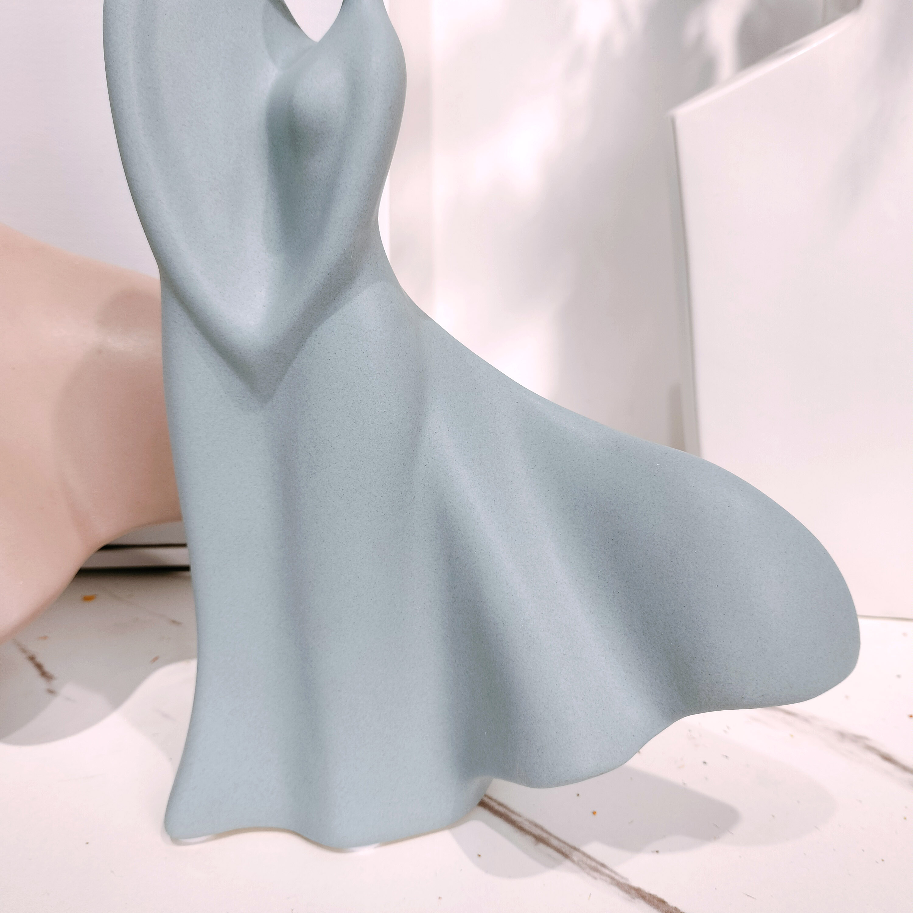 minimalist-matte-finish-glazed-porcelain-figures