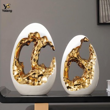 Conjunto de esculturas de cerâmica vazadas de luxo com acabamento eletrodepositado em ouro e prata para decoração de hotéis na Europa.