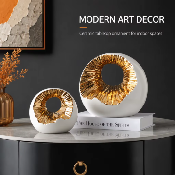 Escultura de cerámica oca branca brillante con centro dourado | Decoración de hotel e oficina de luxo