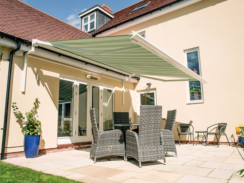 residential-courtyard-garden-awnings