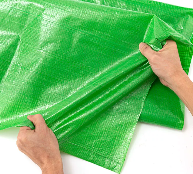 Rollo de lona de polipropileno verde, impermeable, de alta resistencia, ecológica y reciclable para uso como cubierta y revestimiento.