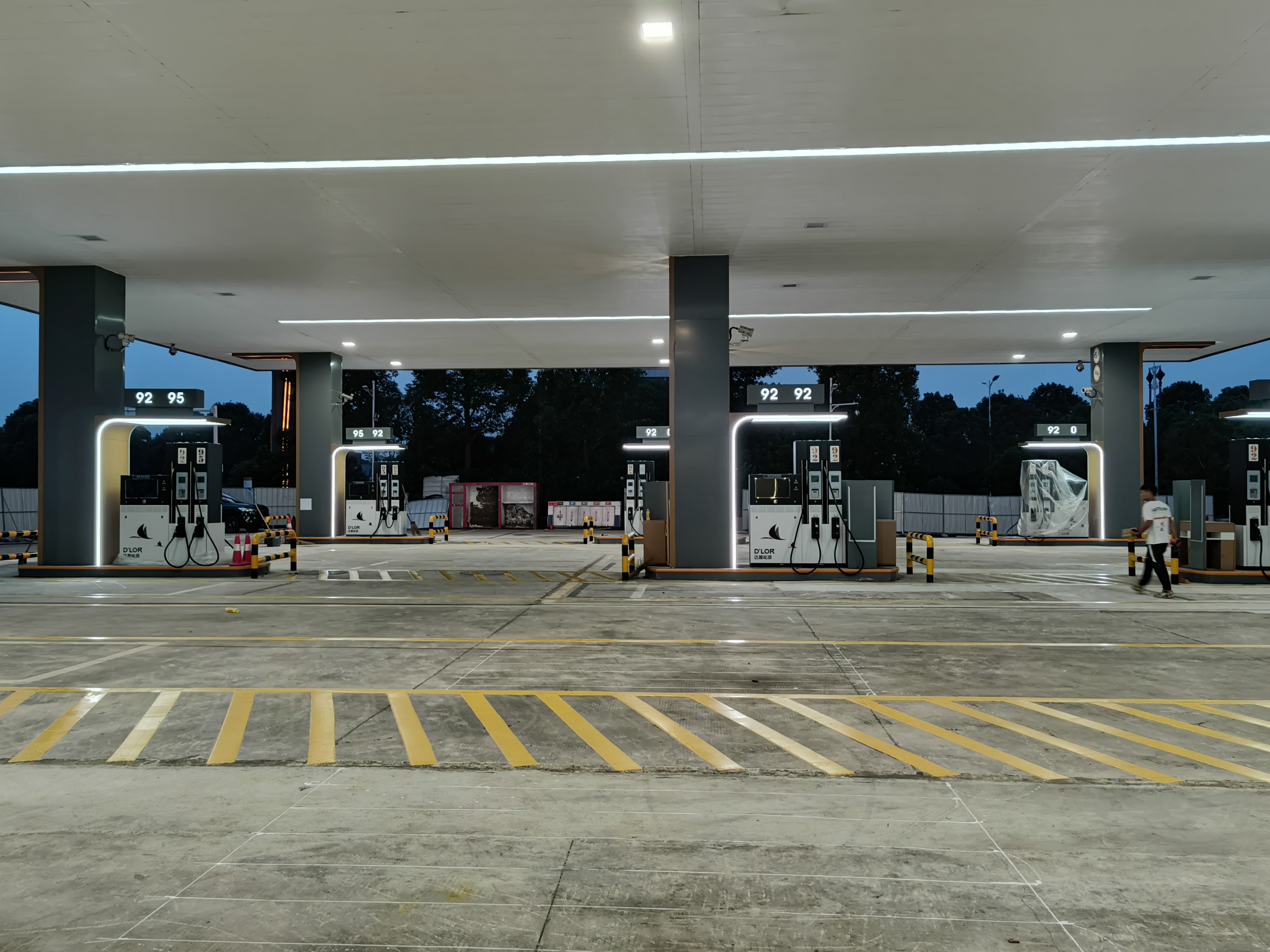 Installation de la station-service Dalu Petroleum (1)