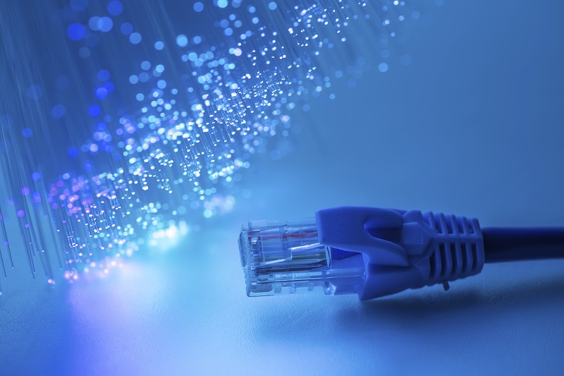 ¿Cuál es la diferencia entre fibra óptica y cable de red?