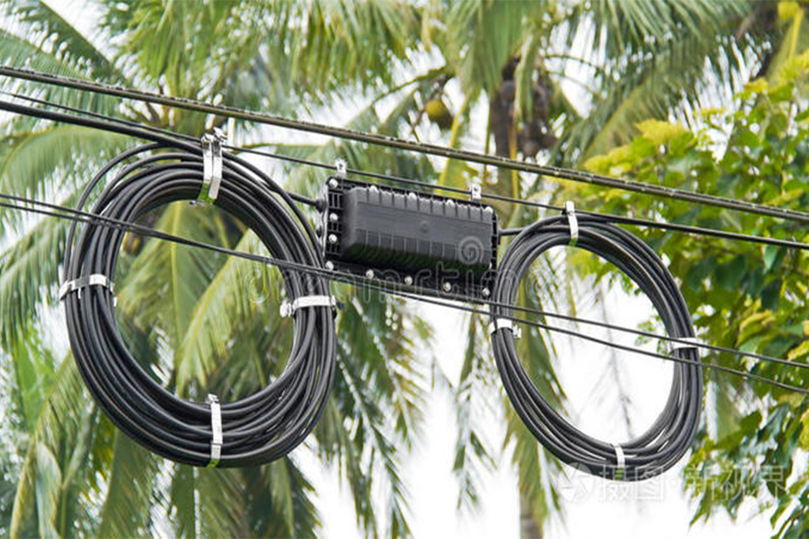 Por qué la mayoría de los cables de fibra óptica tienen una cubierta exterior...