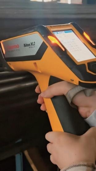 Niton XL2 Handheld-RFA-Analysator zur Identifizierung von Edelstahllegierungen