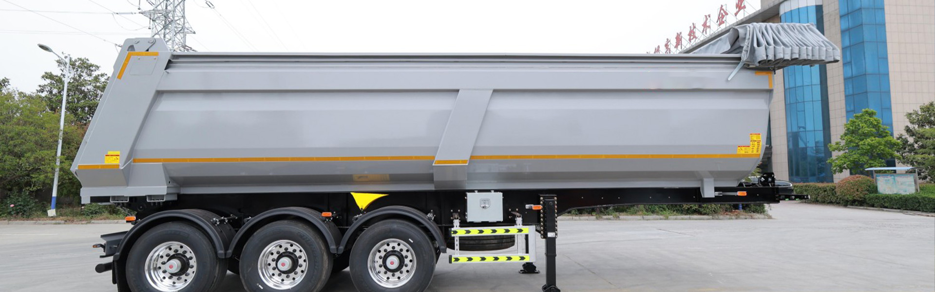 Semirimorchio a sollevamento anteriore tipo U (inclinabile in avanti e inclinato posteriormente)