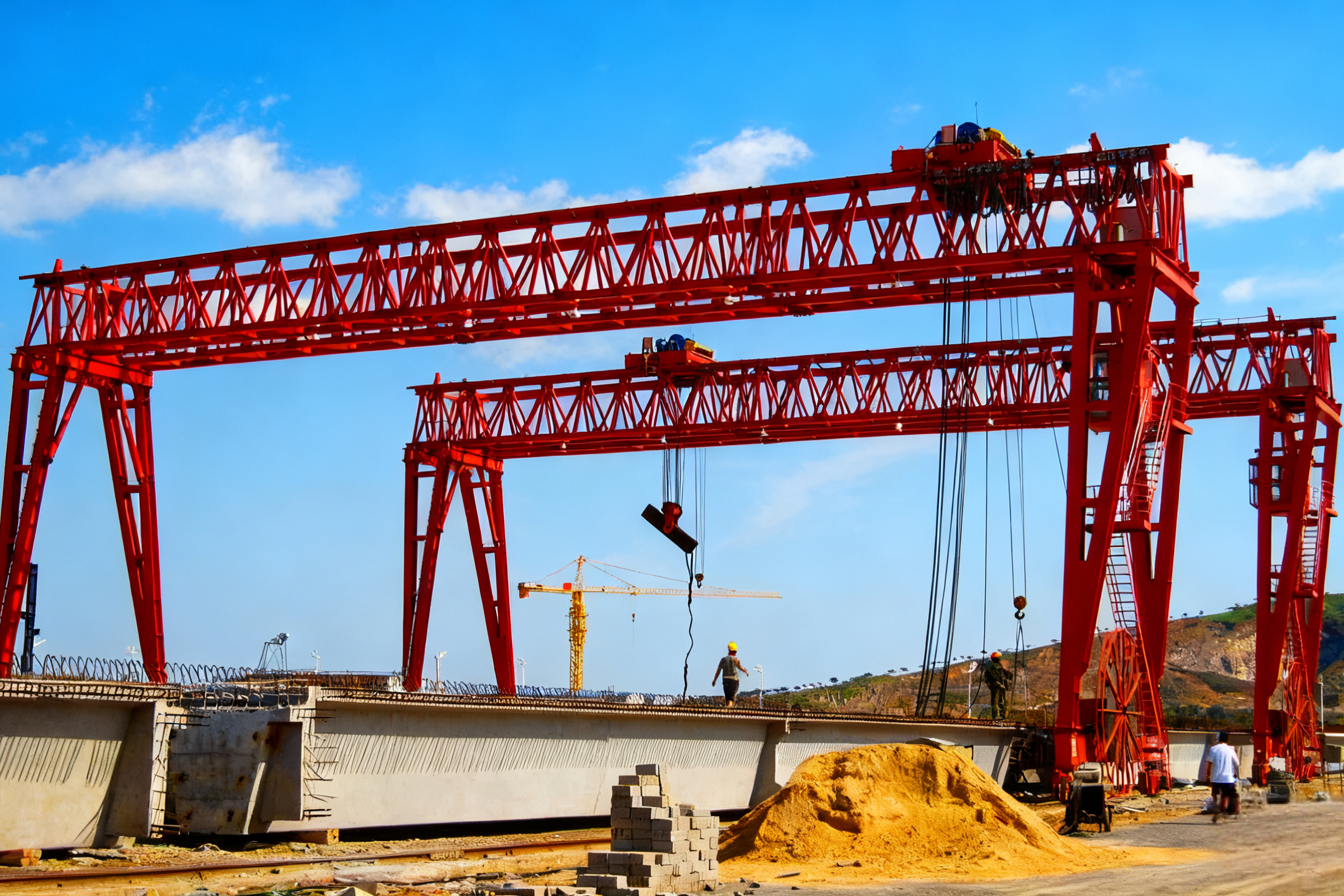 Le gru, macchinari versatili ed essenziali, sono spesso al centro di queste operazioni