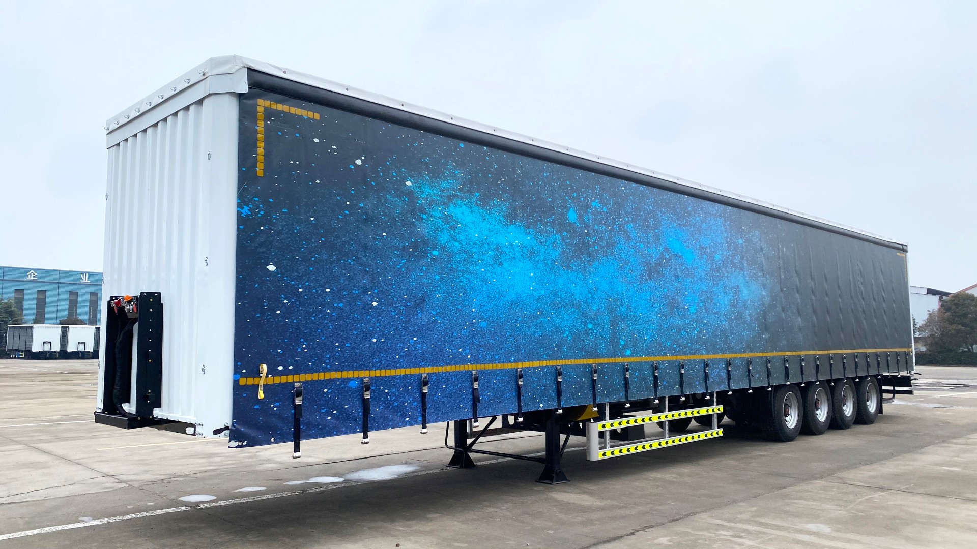 Semirimorchio per trasporto furgone con telone laterale (1)