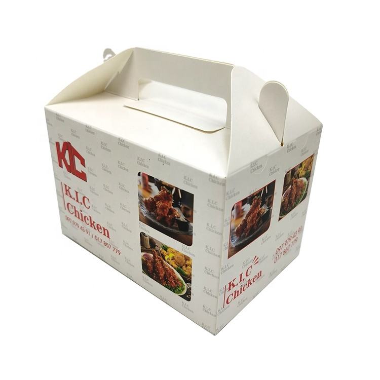 Manipuler des boîtes en carton ondulé : un emballage écologique et valorisant pour votre marque