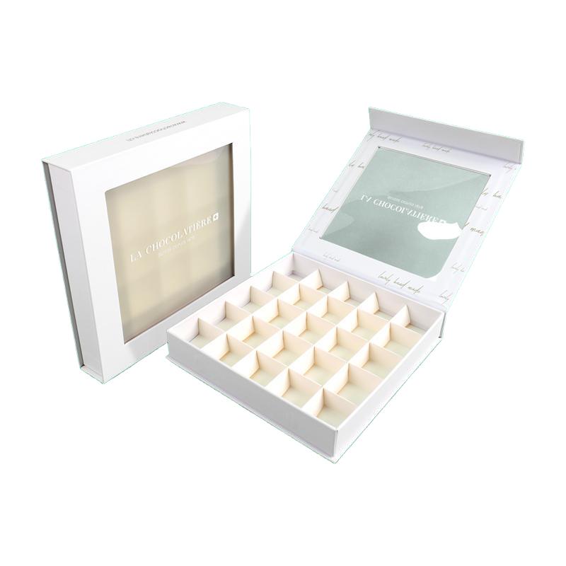 Boîte cadeau rigide à couvercle rabattable pour chocolats, avec séparateur en papier et fenêtre transparente.