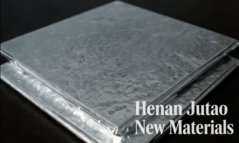 Placas de nanoisolamento para proteção contra fuga térmica de células de baterias de íon-lítio em sistemas de armazenamento de energia.