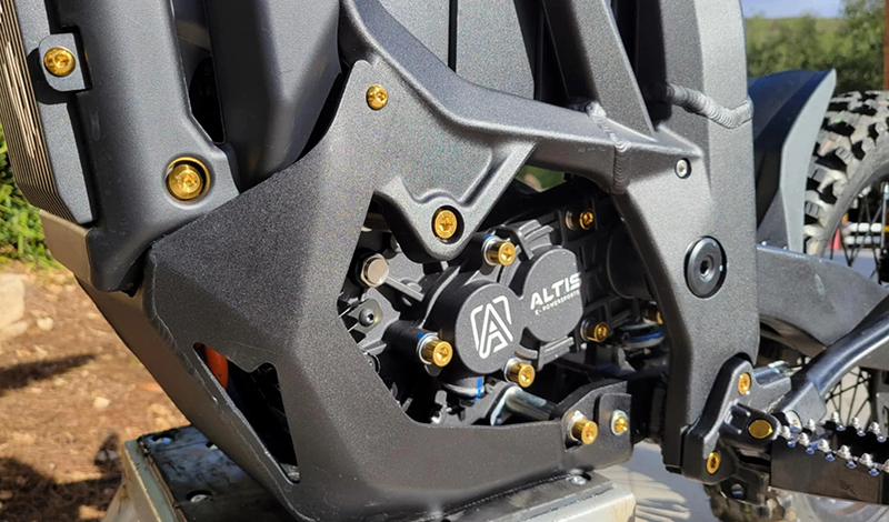 installation de boulons en titane pour carénage de moto.jpg