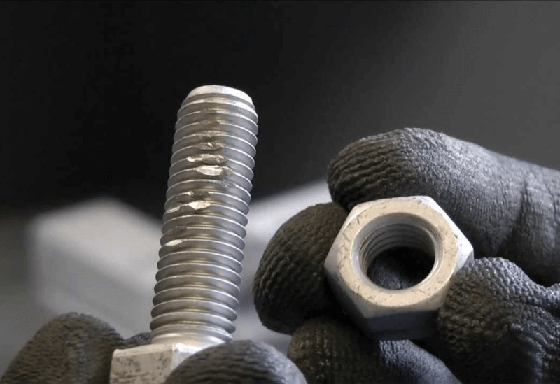 titanium-thread-galling-example.jpg