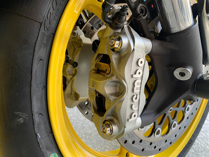moto-titane-attaches-freins.jpg