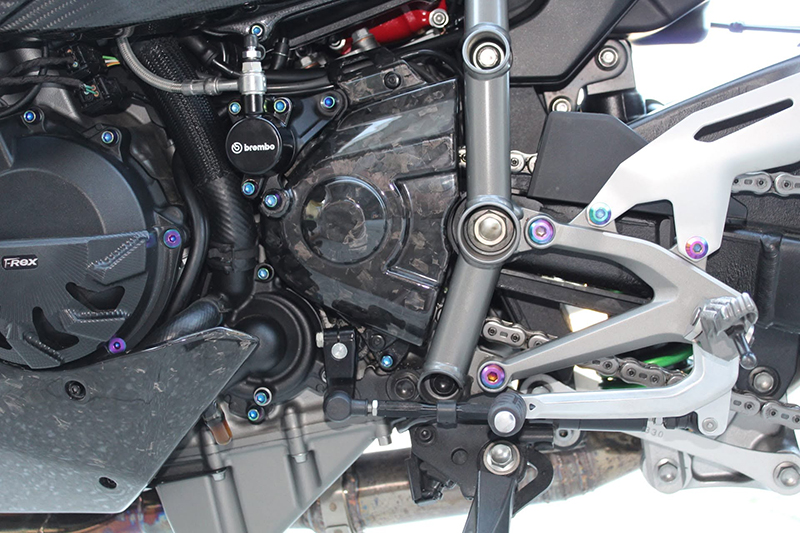 boulons de couvercle de moteur en titane de moto.jpg