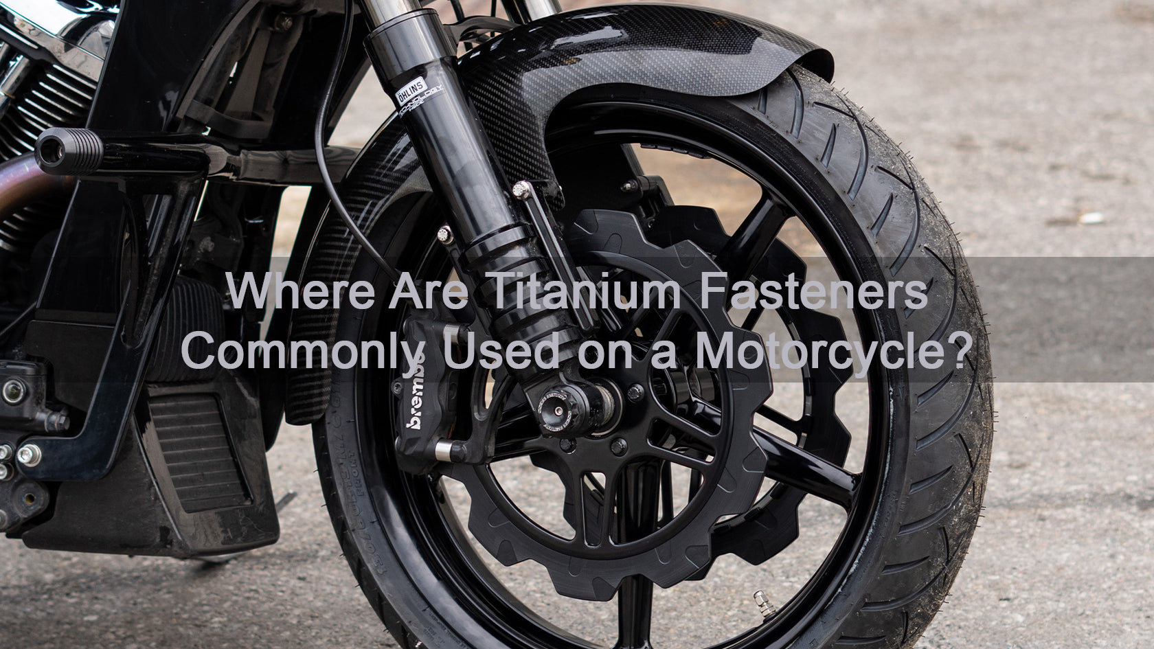 Où les fixations en titane sont-elles couramment utilisées sur une moto ?