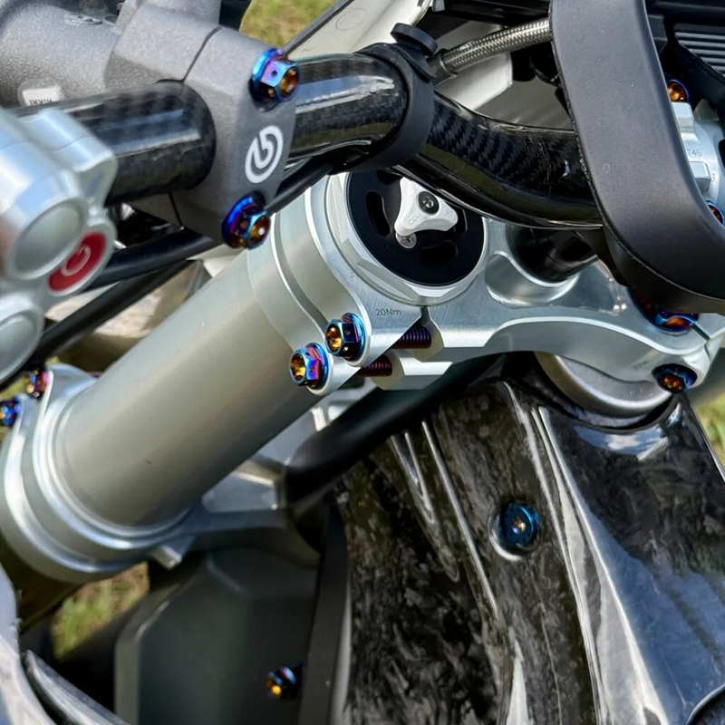 fork-triple-clamp-bolts.jpg