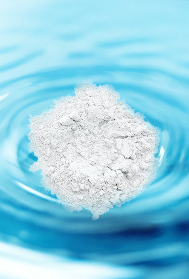 Acide trichloroisocyanurique, composé organique, généralement sous forme de poudre cristalline blanche ou de solide granulaire