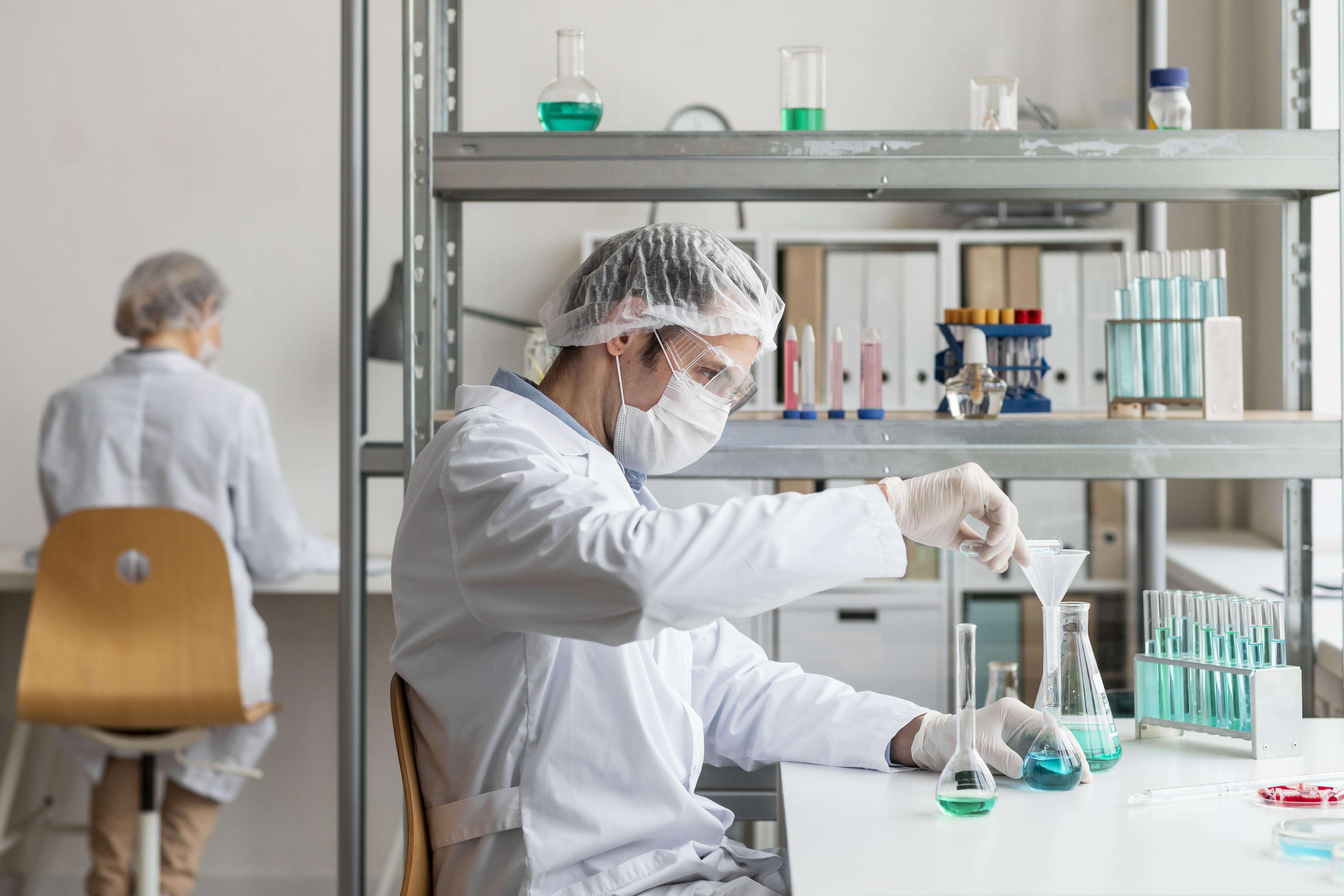 plan moyen d'un scientifique préparant une solution.jpg