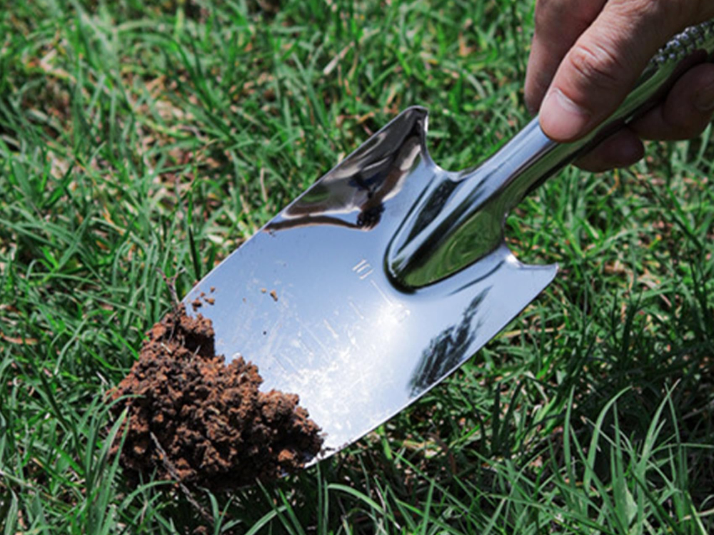 What type of shovel is best for gardening?