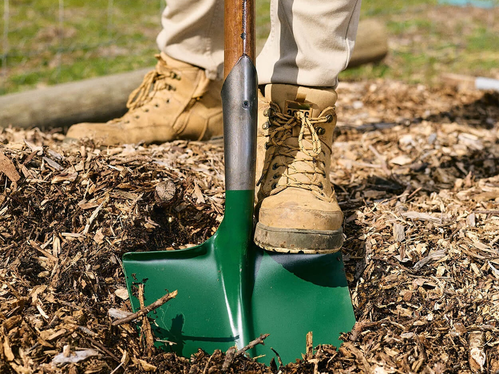 What type of shovel is best for digging?