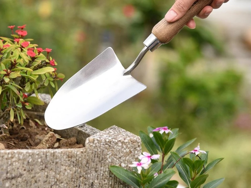 What is the best shovel for digging a garden?