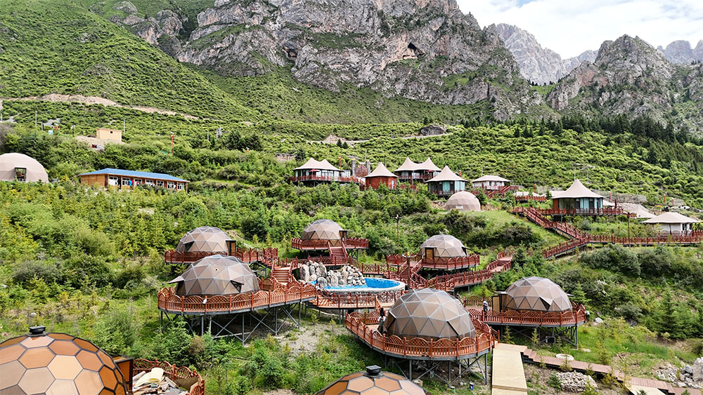 Customized Luxury Glamping Experience with Diamond and Sapphire Series Glass Dome Igloo for Glamping (2)