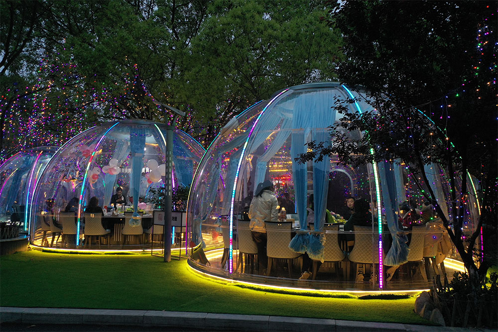 Outdoor Clear Plastic Dining Domes Redefining Family Gatherings in the Heart of Shanghai (4)