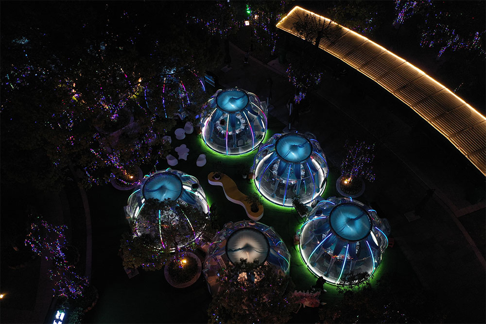 Outdoor Clear Plastic Dining Domes Redefining Family Gatherings in the Heart of Shanghai (5)