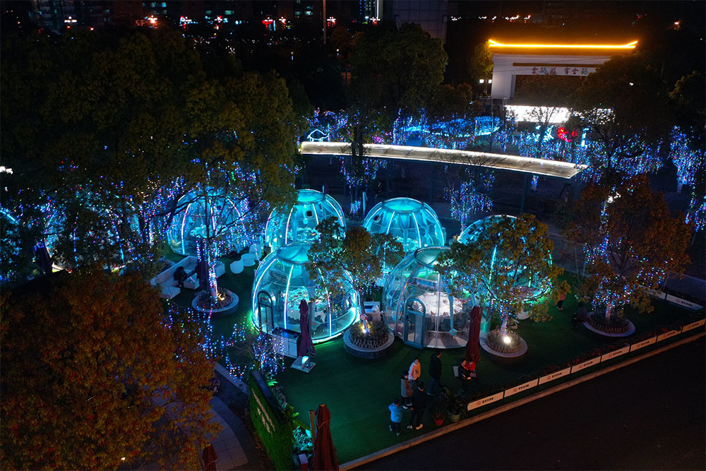 Outdoor Clear Plastic Dining Domes Redefining Family Gatherings in the Heart of Shanghai (6)