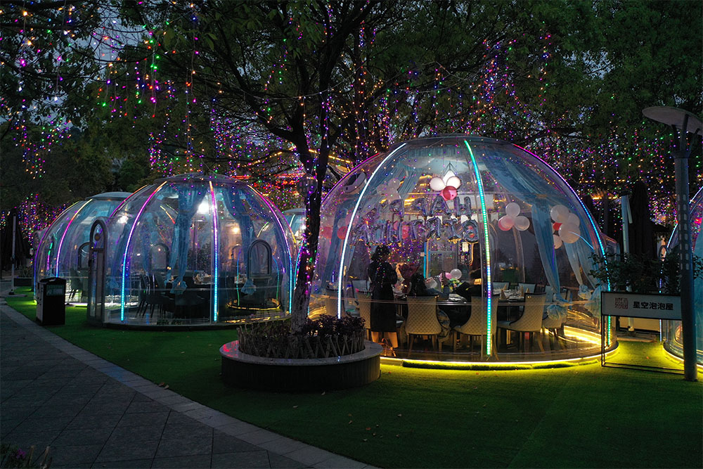 Outdoor Clear Plastic Dining Domes Redefining Family Gatherings in the Heart of Shanghai (8)