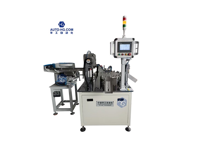 Máquina automática de montagem de tampas com abertura por pressão