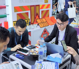 1 Global Synergy Win-Win Cooperation-DM takes the spotlight at Canton Fair Connecting the World with Light