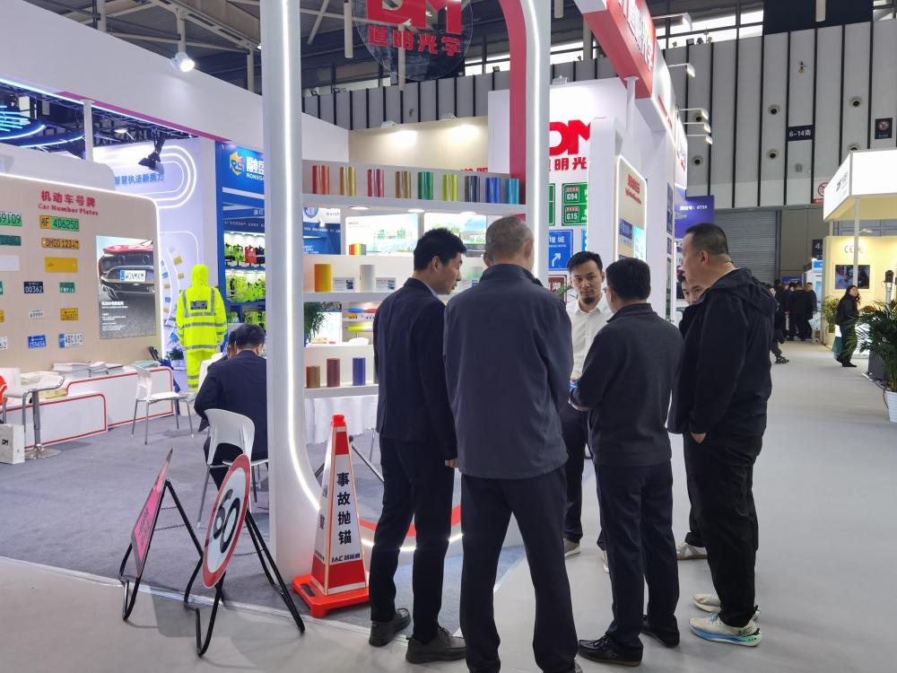Construyendo seguridad con luz, avanzando juntos | DM concluye con éxito la Exposición de Productos de Seguridad Vial de China