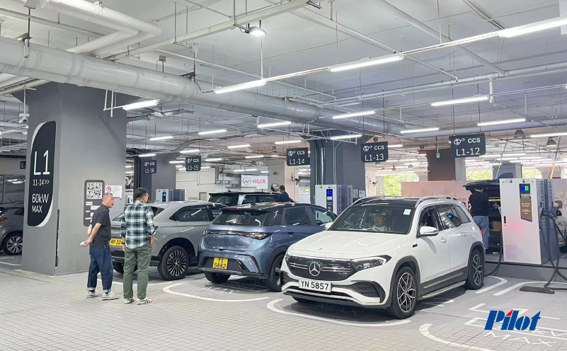 Bornes de recharge rapide DC dans le parking du sous-sol à Hong Kong