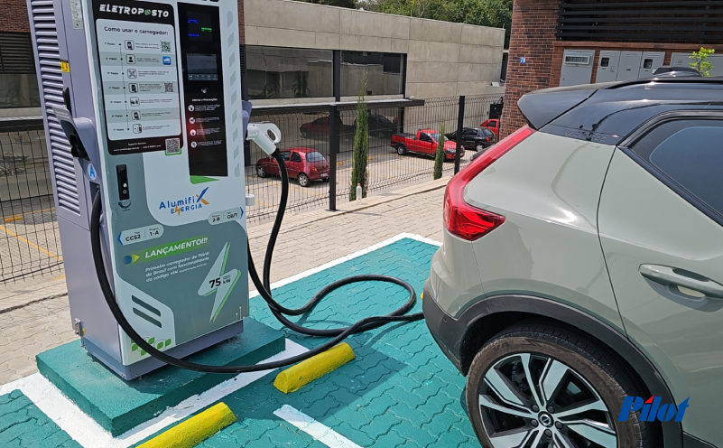 Bornes de recharge rapide DC sur le parking d'un centre commercial au Brésil