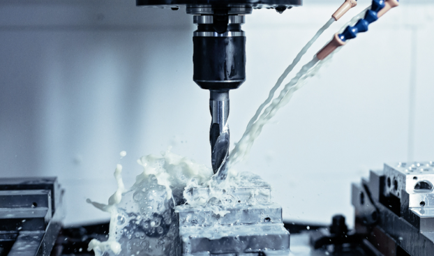 CNC-Präzisionsbearbeitung – Messen eines bearbeiteten Aluminiumteils anhand der Toleranzen der technischen Zeichnung
