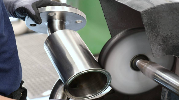 Pièce en métal poli usinée CNC présentant une finition miroir de haute qualité.