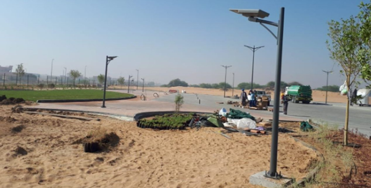 135PCS-40w-All-In-One-Solar-Street-Light-In-UAE-Dubai-Park1.jpg