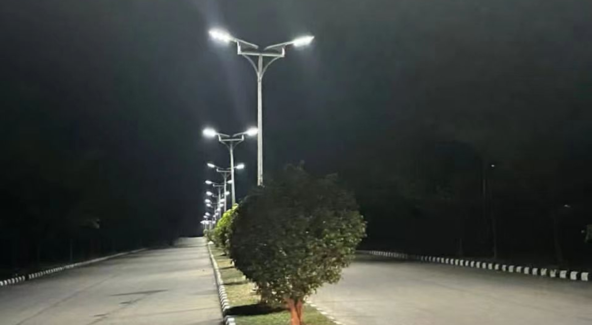 450pcs-7m-60w-Double-Arm-Solar-Light-in-Nigeria1.jpg