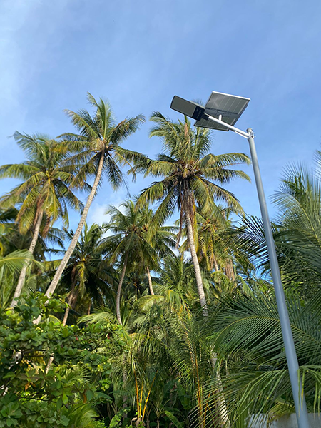 60pcs 200W Solar Street Lights &5.3M Light Poles In Maldives.jpg