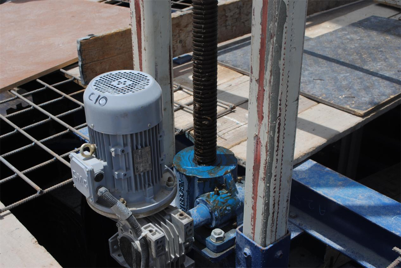 The Power Behind Elevating Platforms – Screw Jacks and Bevel Geared Motors (4).jpg